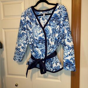 *Beautiful Isaac Mizrahi Blue and White Floral Quilted Jacket with Belt-XL